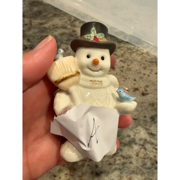 Lenox Friendly Fellow 2005 Snowman Collection Figurine Broom Bird Holiday table - Picture 9 of 9